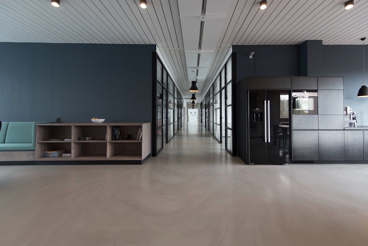 Bureau moderne et lumineux avec espaces de travail ouverts