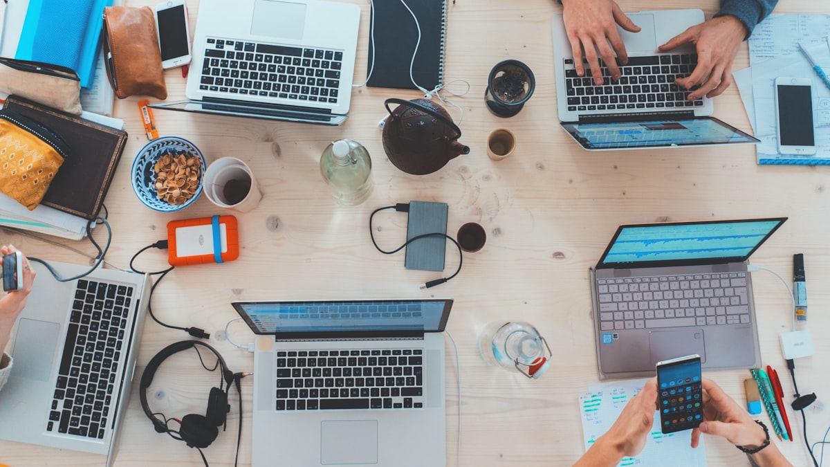 Équipe PME travaillant sur la digitalisation de leurs processus RH