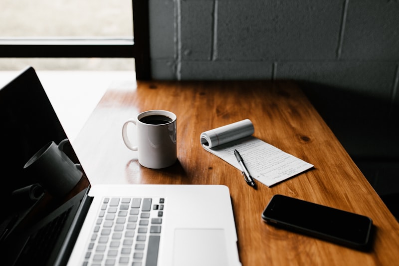 Espace de travail cozy, café et carnet - l'intégration vie pro et perso