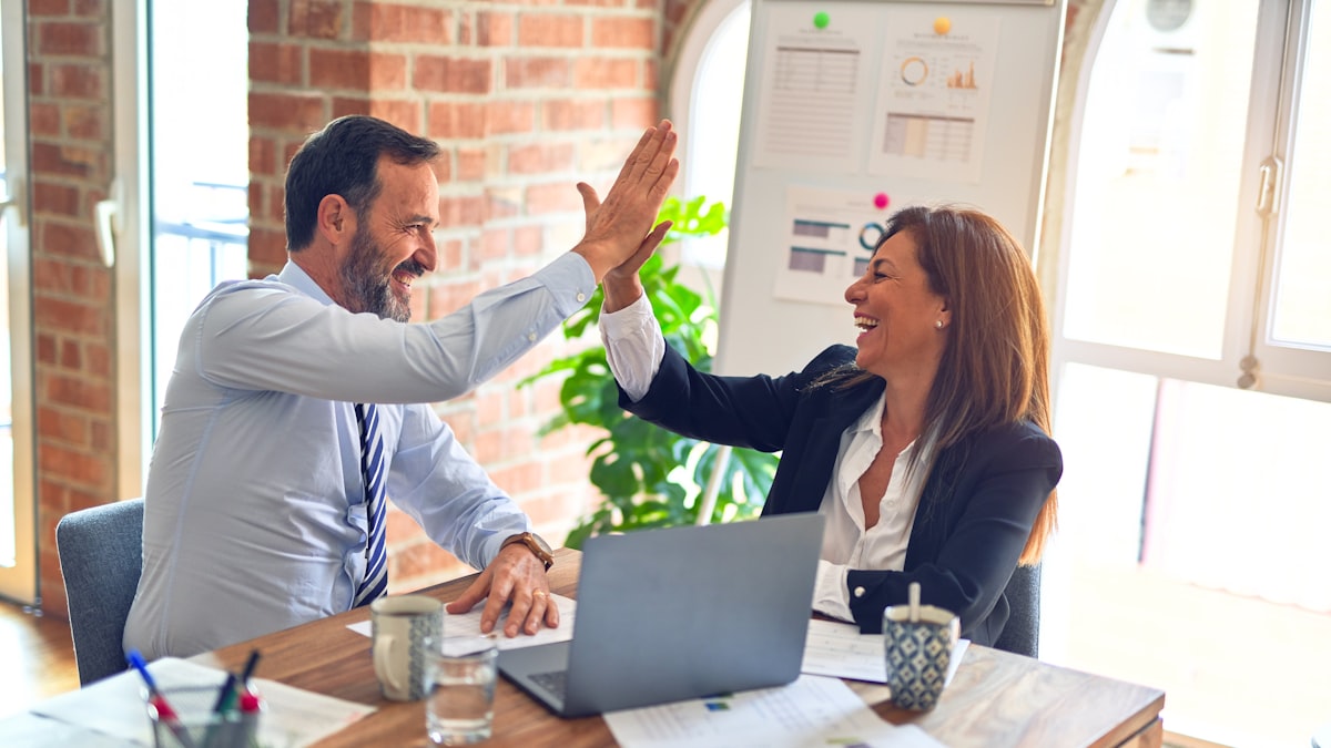 Collaborateurs satisfaits dans un environnement de travail moderne et simplifié