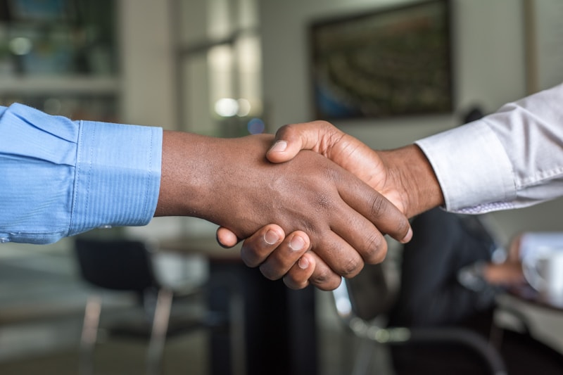 Entretien de recrutement chaleureux entre une candidate et deux recruteurs de PME