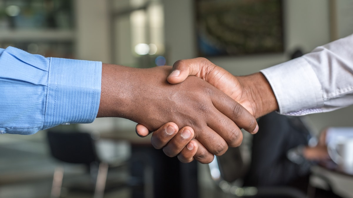 Collaborateur quittant l'entreprise avec une poignée de main professionnelle
